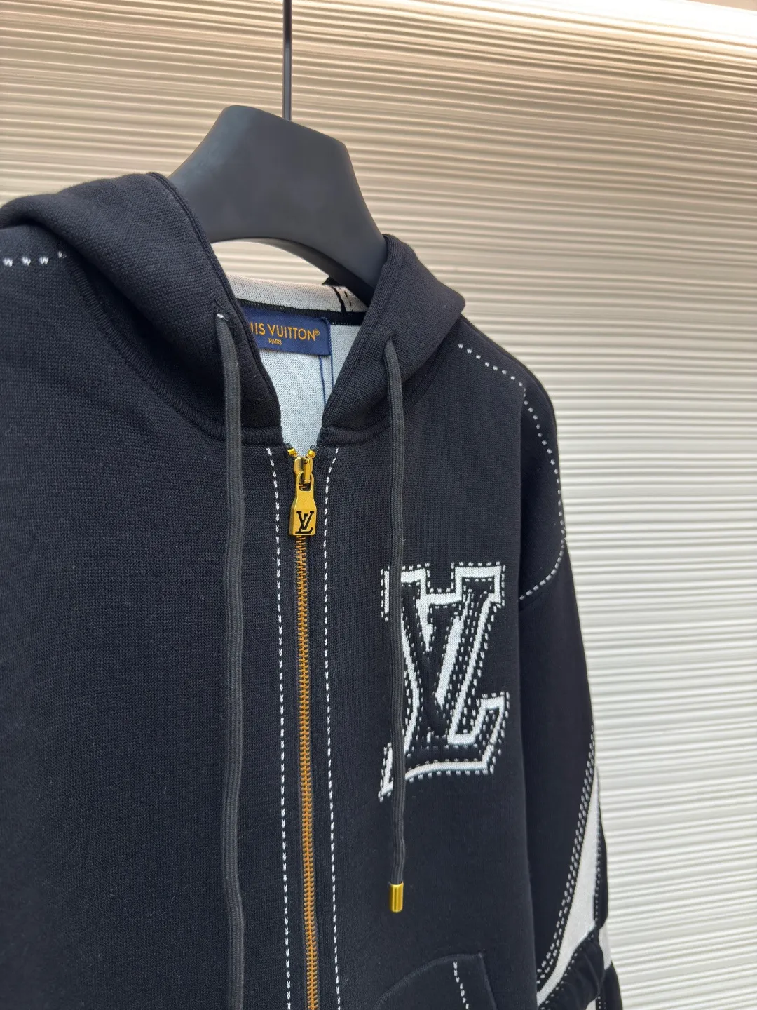 LOUIS VUITTON four-leaf clover zipper jacket ●Authentic product: purchased and developed for 18500 ●Item number: 1680392-B75 ●Fabric: combed siro spinning ●Technology: knitting ●Version: fitted version ●Weight: about 985 grams ●Size: S-M-L-XL ●Description: The fabric is made of 60-count double-strand combed siro spun yarn, which is twisted into one strand from 3 yarns, and is fixed-dyed in beige gray. Imported 1 4 knitting machines are used. A variety of local jacquard techniques plus an extremely complex double-sided middle plating technique can make the pattern convex and increase the thickness. Fine 16-needle sewing plate plus flat turning technology. The whole piece is washed with soft water. Same style for men and women!